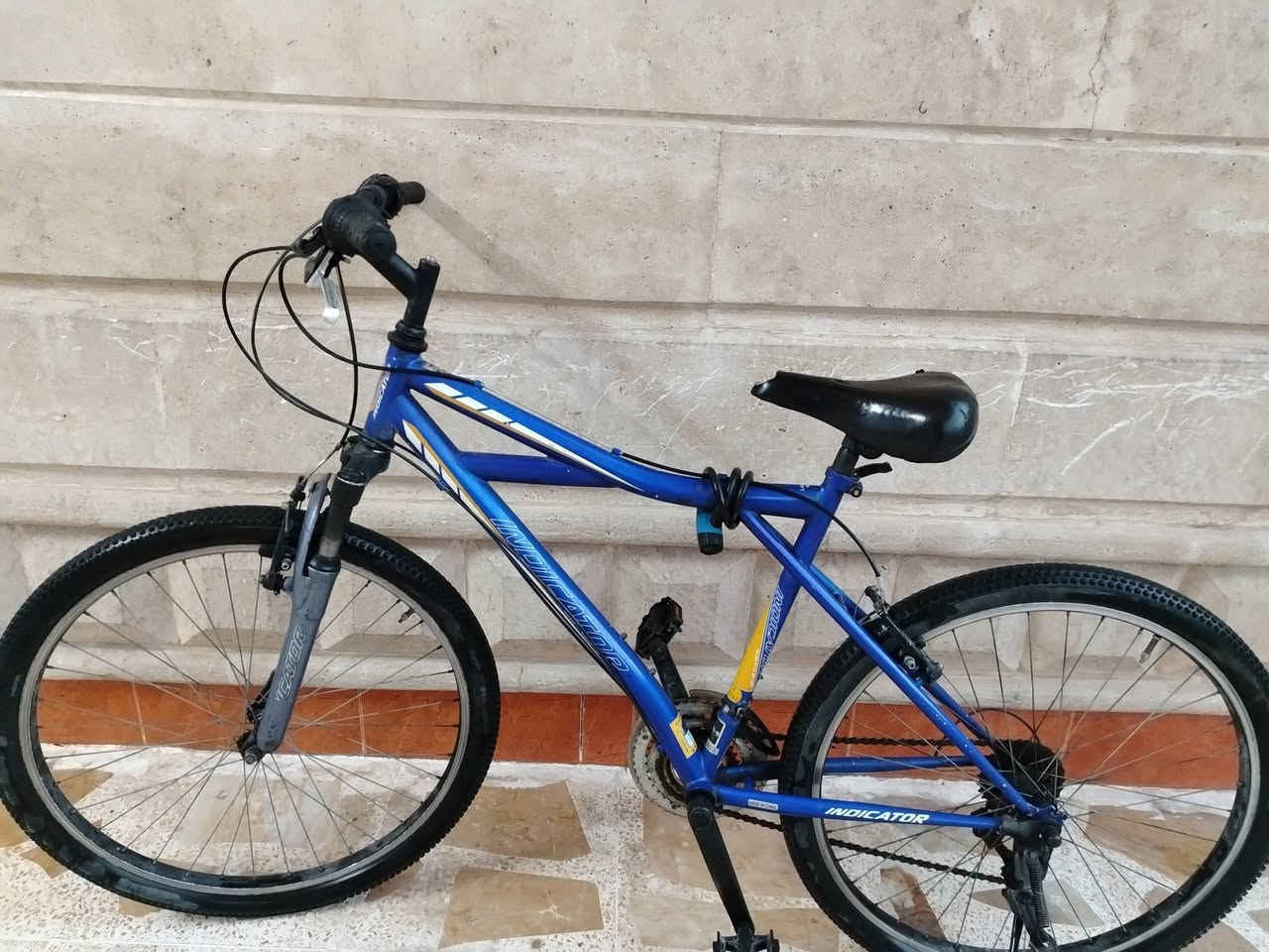 السلام عليكم للبيع
النوع والفئة: دراجة جبلية (Mountain Bike - MTB) مصممة للطرق الوعرة واليومية.
​العلامة التجارية (الماركة): INDICATOR (مكتوبة بشكل واضح على الهيكل والمساعد الأمامي).
​اللون: أزرق ملكي (Royal Blue) مع ملصقات وخطوط باللونين الأبيض والأصفر.
​الهيكل (Frame): مصنوع من المعدن بتصميم رياضي متين، ويحتوي على قفل دراجة أسود ملفوف ومثبت أسفل المقعد.
​المساعدين (Suspension): تحتوي على مساعد أمامي (Front Suspension Fork) من ماركة INDICATOR للمساعدة في امتصاص الصدمات على الطرق غير المستوية.
​نظام التروس والسرعات: دراجة سرعات (Multi-gear) تحتوي على تروس أمامية وخلفية مع ناقل حركة (Shifters) مثبت على المقود، مما يتيح تغيير السرعات لتناسب المرتفعات والطرق المستوية.
​المكابح (الفرامل): فرامل من نوع V-Brake (فرامل لقيمات تقليدية) على العجلات الأمامية والخلفية.
​الإطارات والعجلات: إطارات جبلية عريضة ذات نقشة خشنة لزيادة الثبات على الأرض، مع جنوط ألمنيوم وشفرات (سلك) كلاسيكية.
​المقعد: مقعد أسود مريح وقابل لتعديل الارتفاع.
​بلد الصنع: مدون عليها ملصق "MADE IN CHINA" (صنع في الصين) أسفل الهيكل.
​الإضافات: تحتوي على جك (مسند جانبي) أسود لتثبيت الدراجة عند الوقوف.
​حالة الدراجة العامة (كما تظهر في الصورة):
الدراجة تبدو بحالة جيدة وجاهزة للاستخدام، الهيكل سليم ولا توجد به صدمات واضحة، مع وجود بعض الآثار الطبيعية للاستخدام الخفيف على الإطارات والدواسات
الحجم 26
السعر 90وبي مجال


**إذا كنت صاحب هذا الإعلان وتريد حذفه لأي سبب، رجاءا أرسل رسالة إلى الدعم الفني**