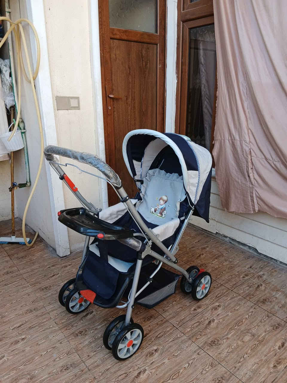 عارەبانەی مناڵ تازە تازەیە ، لایلۆنەکەی پێوەیە ، حەجم گەورەیە و تایە گەورەیە ، کامل مواسەفاتە بەردەم و مێزی پێوەیە ، کورسیەکەی تەواو تەختەکرێ بۆخەوتن ، شوێن قاچەکەی بەرز دەبێتەوە ، دەسکەکەی یەتەپێشەوە ڕوت لەمناڵەکە بێت، تایە و 
بچوک ئەکرێتەوە بۆناوسەیارە و بۆگواستنەوە
ئیستۆپی مەزبوتە ، ژێری پێوەیە بۆشت هەڵگرتن 
خاوەنەکەی 95 هەزاری پێداوە
سعری ئێستای زۆر گونجاوەو سعری 45هەزارە 
سلێمانی ، گەیاندن هەیە*********** السليمانية, العراق
