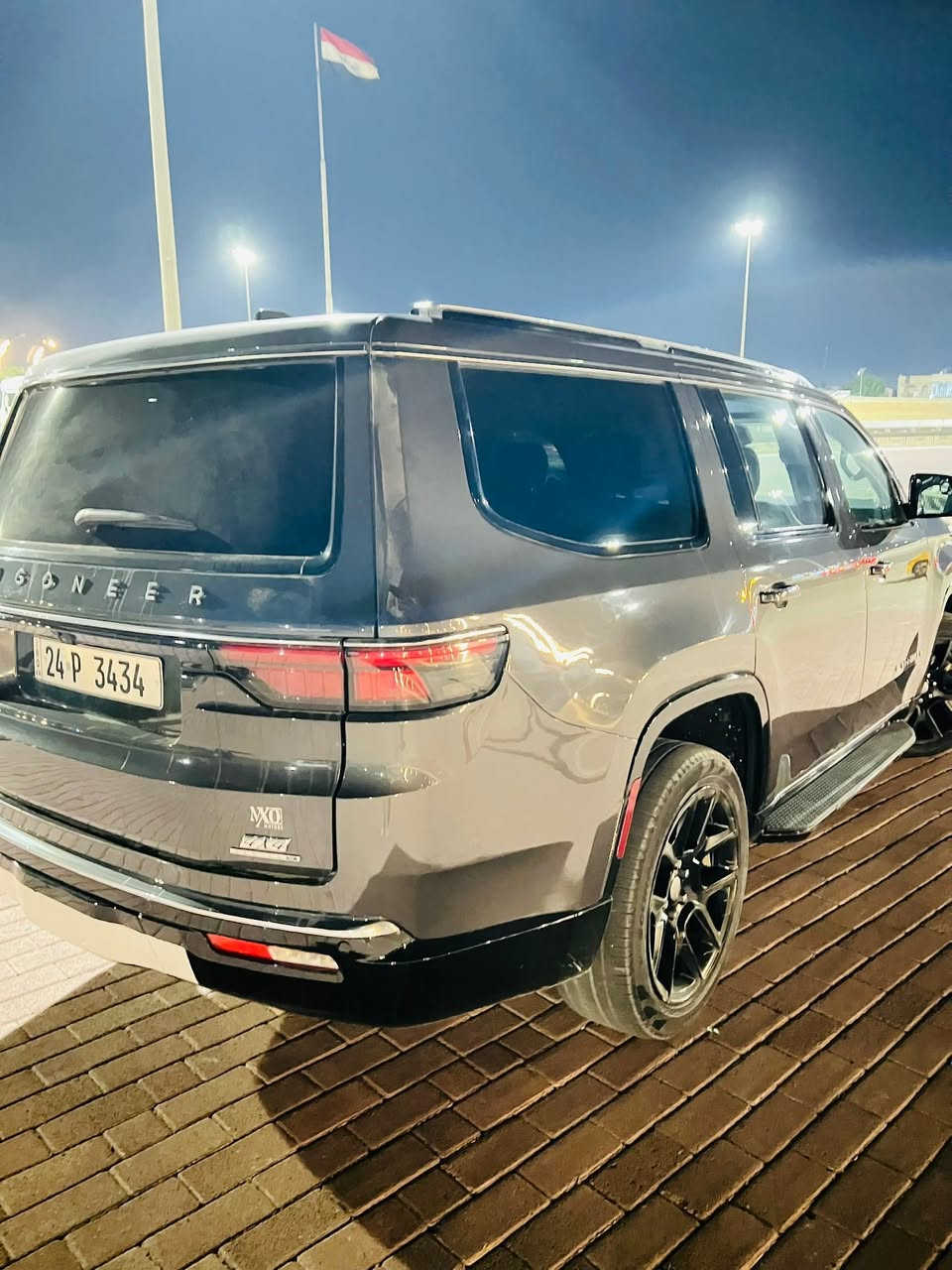 ✨ للبيع | Jeep Wagoneer 2022 ✨�🇺🇸 وارد أمريكي — فئة فخمة Full Option
🚙 Jeep Wagoneer (WAGONEER)
▪️ محرك HEMI 5.7L V8 ثمانية سلندر�▪️ فل مواصفات (ما عدا فتحة السقف)�▪️ 7 مقاعد جلد فاخر�▪️ مقاعد كهرباء + ذاكرة (Memory)�▪️ تدفئة + تبريد للمقاعد الأمامية والخلفية�▪️ تبريد مركزي قوي�▪️ شاشة كبيرة متعددة الوظائف�▪️ شاشات خلفية للركاب�▪️ كاميرات 360 محيطية�▪️ رادارات أمامية وخلفية + تنبيه�▪️ رادار بالمرايا + إشارات بالمرايا�▪️ Lane Assist (مساعد الخروج عن المسار)�▪️ 5 وضعيات قيادة مختلفة�▪️ جير إلكتروني (Mouse Shifter)�▪️ ستيرن كهربائي مع تحكم كامل�▪️ بدالات البنزين والبريك كهربائية�▪️ دخول ذكي + تشغيل بصمة�▪️ بصمات على الأبواب�▪️ باب خلفي كهربائي مع شفط�▪️ داخلية فخمة صاج�▪️ منظومة صوت BOSE أصلية�▪️ لايتات زينون أصلية�▪️ ويلات 22 إنج بلاك أسود بلادي�▪️ جميع المواصفات المعروفة للواكنر الفل
📍 الممشى: 51 ألف مايل فقط�📍 رقم دهوك المميز (شمالي)
⚠️ ملاحظة:�ضرر أمريكي خفيف بالمقدمة، البونيد شبرين تقريباً، مصلح بنفسه بنيد فقط، والأربكات سليمة 100%.
💰 السعر: 34,500 دولار ونص�(قابل للتفاوض بالمعقول)
📞 الهاتف:***********�*********** 
🔥 سيارة تجمع بين الفخامة والقوة والراحة، نظيفة جداً وجاهزة للفحص بأي مكان.
