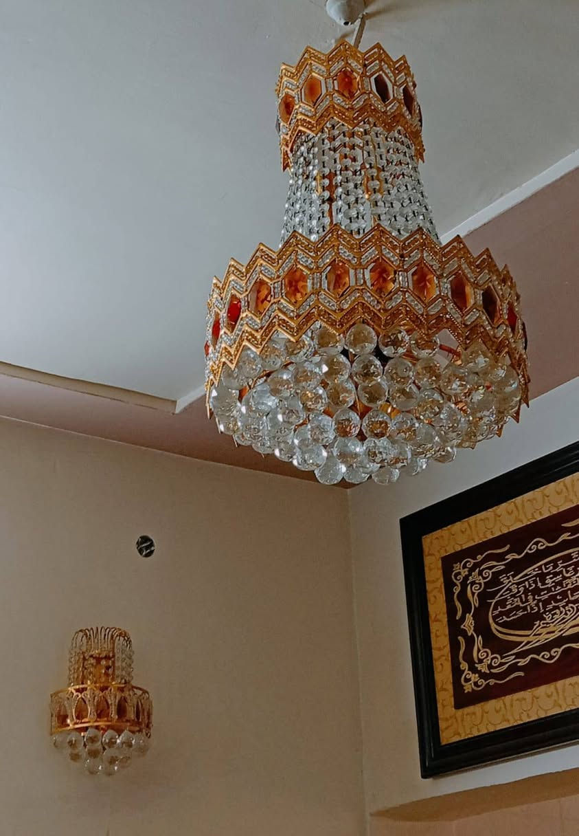 ثريات حجم كبير مكان البنوك سعر١٥٠ وبيها مجال اتصل ع الرقم ***********
