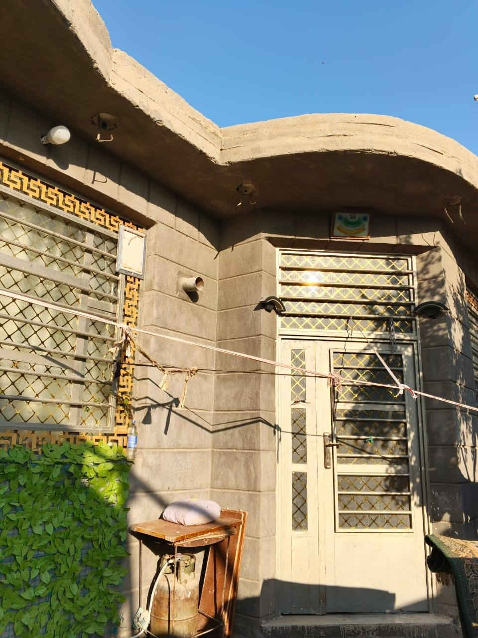 سلام عليكم بيت للبيع في منطقه حواس 200متر بي غرفتين  وصاله واستقبال ومطبخ وترك 2. نزله جميل الحداد  ونزله ام البنين من يم صوره الشهيد يبعد عن شارع العام 500متر الاتصال على الرقم أو الوتساب ***********
