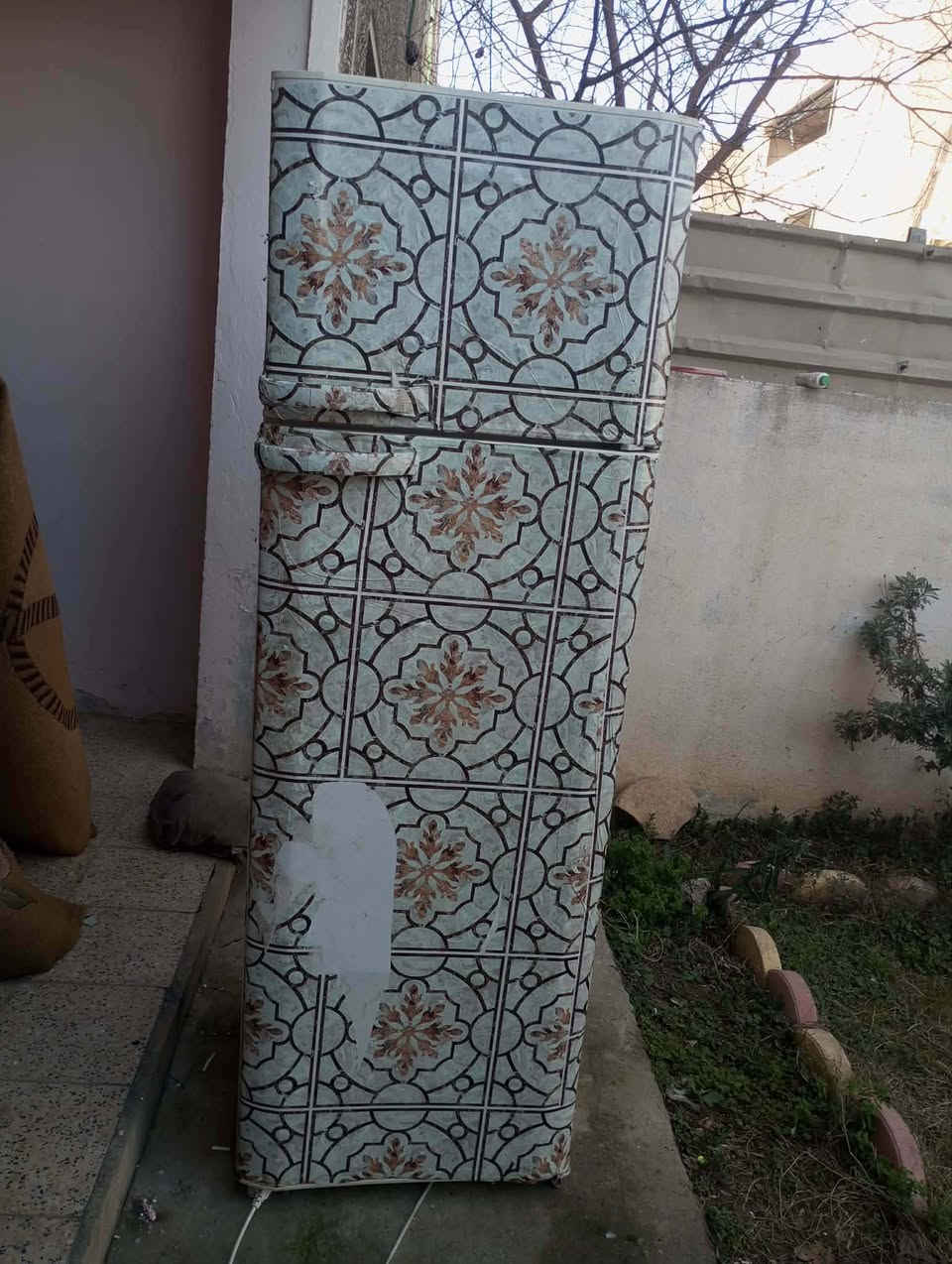 ثلاجه للبيع نضيفه السعر 100 وبيها مجال شرط تجميد ***********
