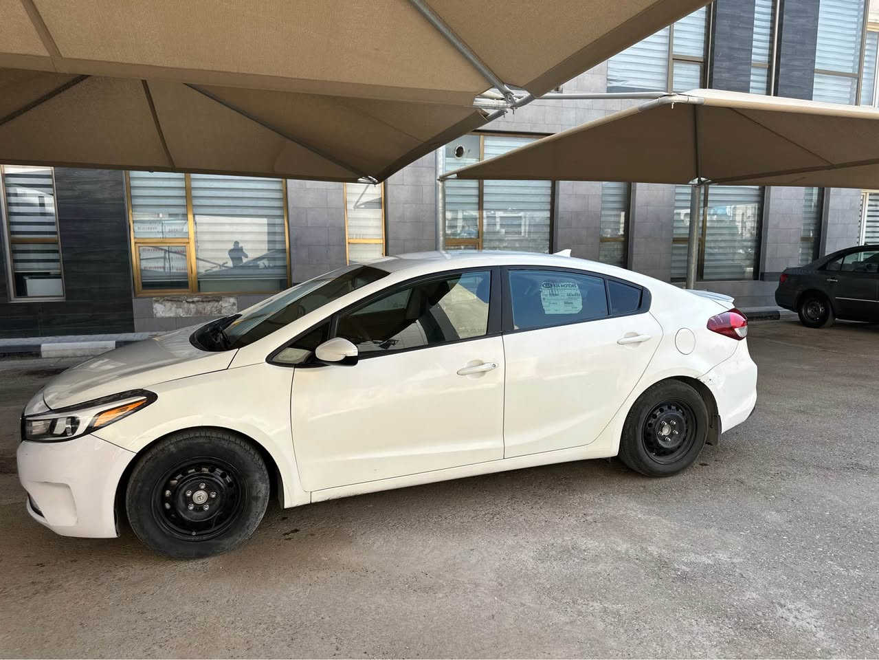 فورتي موديل 2017 رقم اربيل بأسم شركة تحويل او وكالة 
مكانها بغداد 
ماشية74 الف مايل 
محرك 2000 دوش
حادثها من امريكا بنيد فقط هنا بالعراق صار بيها تخريب وانصبغت صفحة وقمارة وصندوك بدون قطرة معجون وبدون تصليح  انصبغت انذب عليها بطش والصفحة الثانية بيها شخوط بسيطة موضحة كلها ليبل واحد
السيارة لغود شواصي دواخل مكفولة عليها ادامة كاملة مجاول نوزلات بلكات تخم تاير كير مكينة كفالة من الفتح دواخل جديدة شخط مابيهم كشنات مدوشمة جلد درجة اولى تبريد ثلج كامرة خلفية شاشة بلادية ابل كار بلي . 

للبيع او مراوس السعر 100 ينزل منها الغرامات والتحويل . 

*********** بغداد, العراق
