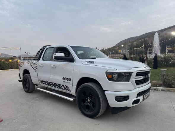 السلام عليكم 
دوج رام موديل 2020 
محرك 3600 
بدي طويل باب قصير 
ماشية 131 الف كيلوو
ويل 18 
مكينه وكير كفاله 
تبريد تدفئه 
تخم تاير نظيف
سياره ما بيها نقص كلشي 
رقم اربيل سنويه ل2027/4
سياره باسمي تحويل ثاني يوم 
حادثها موضح بصوره 
وبيها كلير ربع باب البدي بدون فتح ومعجون
السعر 190 قفل 
للاستفسار ***********
