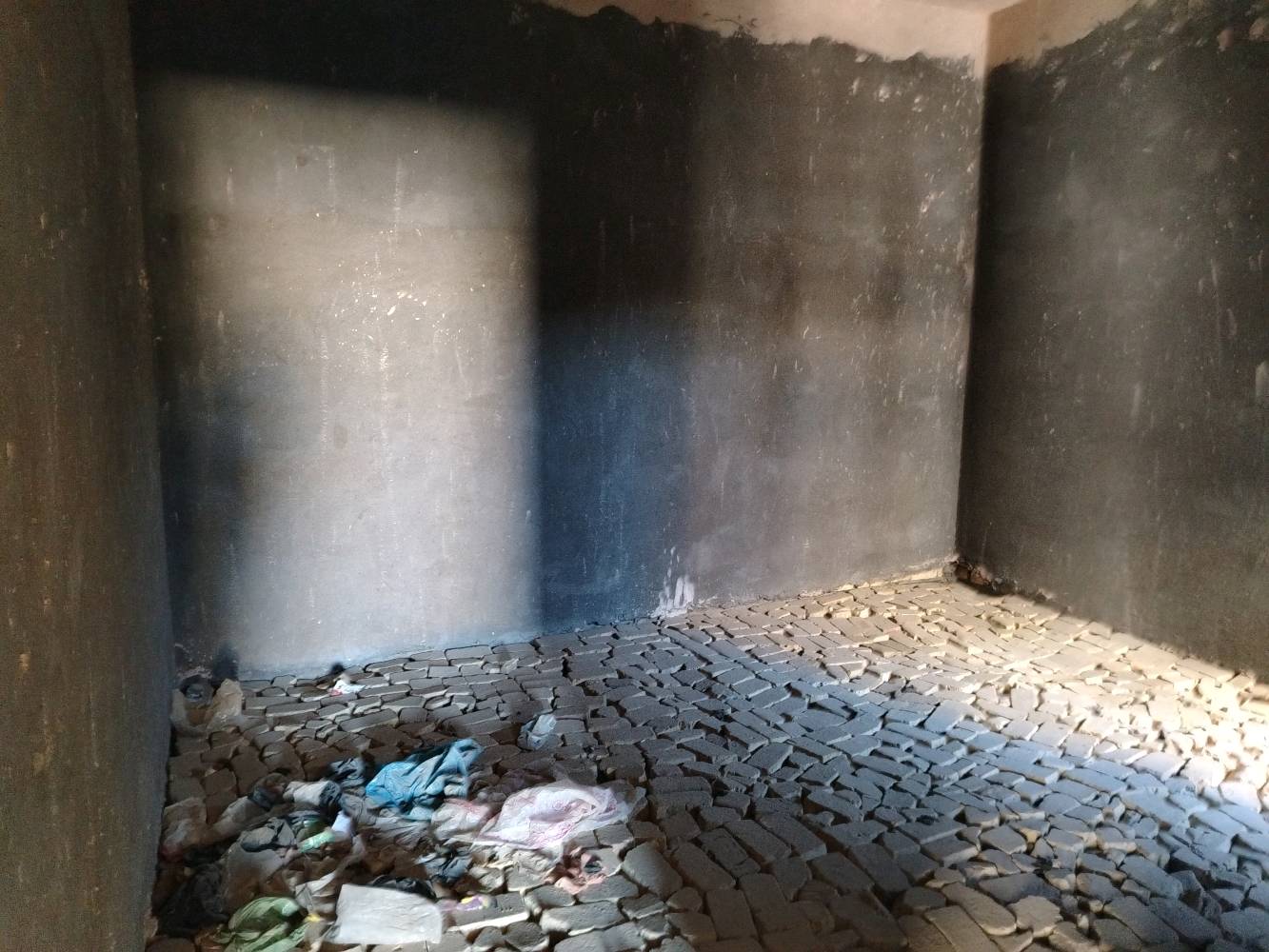 سلام عليكم ورحمة الله وبركاته بيت زراعي للبيع في دور الزراعه مقابيل البيطره مساحته 200م يحتوي عل غرفتين وصاله ودوانيه ومطبخ ملاحضه البيت واصل للبخ فقط بي وصل تطويب سعره 40 وبي البيت لايرهم لامرواس ولاقصاد بيع نقد نقد فقط للتفاوض أكثر مراسله الرقم او الاتصال عليه *********** 