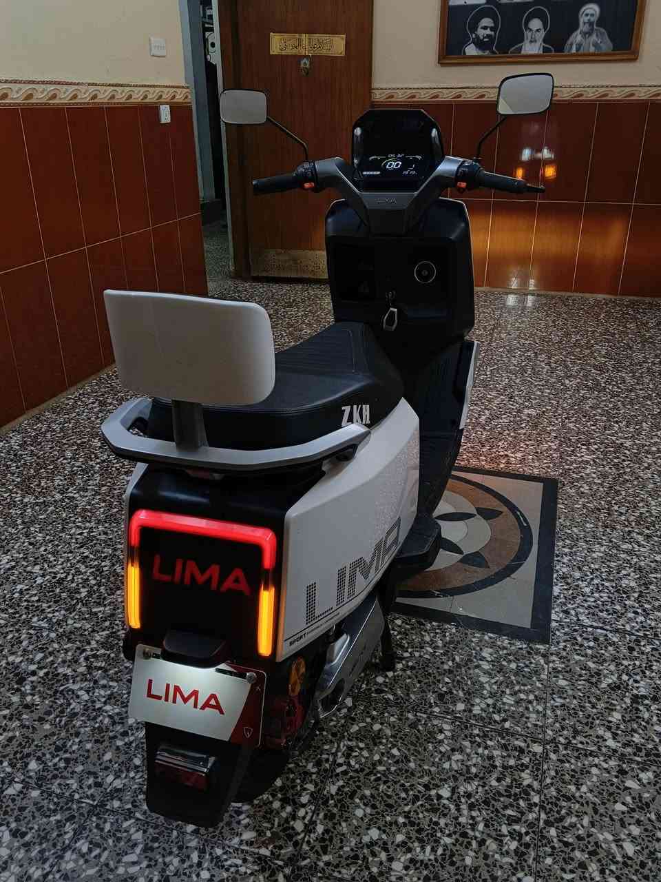 بسم الله الرحمن الرحيم 
دراجه شحن من شركه LIMA دراجه جاهزه بحاله الشركه ومكفوله كفاله عامه مابيها اي نقص اخت الجديده مثل ماموضح بلصور 
گير 3 سرعات 
لايت زنون عالي ناصي 
دبل اشاره 
تشغيل عن بعد 
حساسات سرقه 
حساس قفل التايرات امامي وخلفي 
6 بطاريات مسطره 
سرعتها 75
 تمشيك 50 كيلو ب الشحنه الوحده 
حجم الملف 150 cc
ضمانها من الوكاله ينتهي بتاريخ 11/8 بعدله 5 اشهر و13 يوم 
سعرها 820 وبيها مجال للشراي 
مكاني بغداد الشعله 
رقمي ***********
