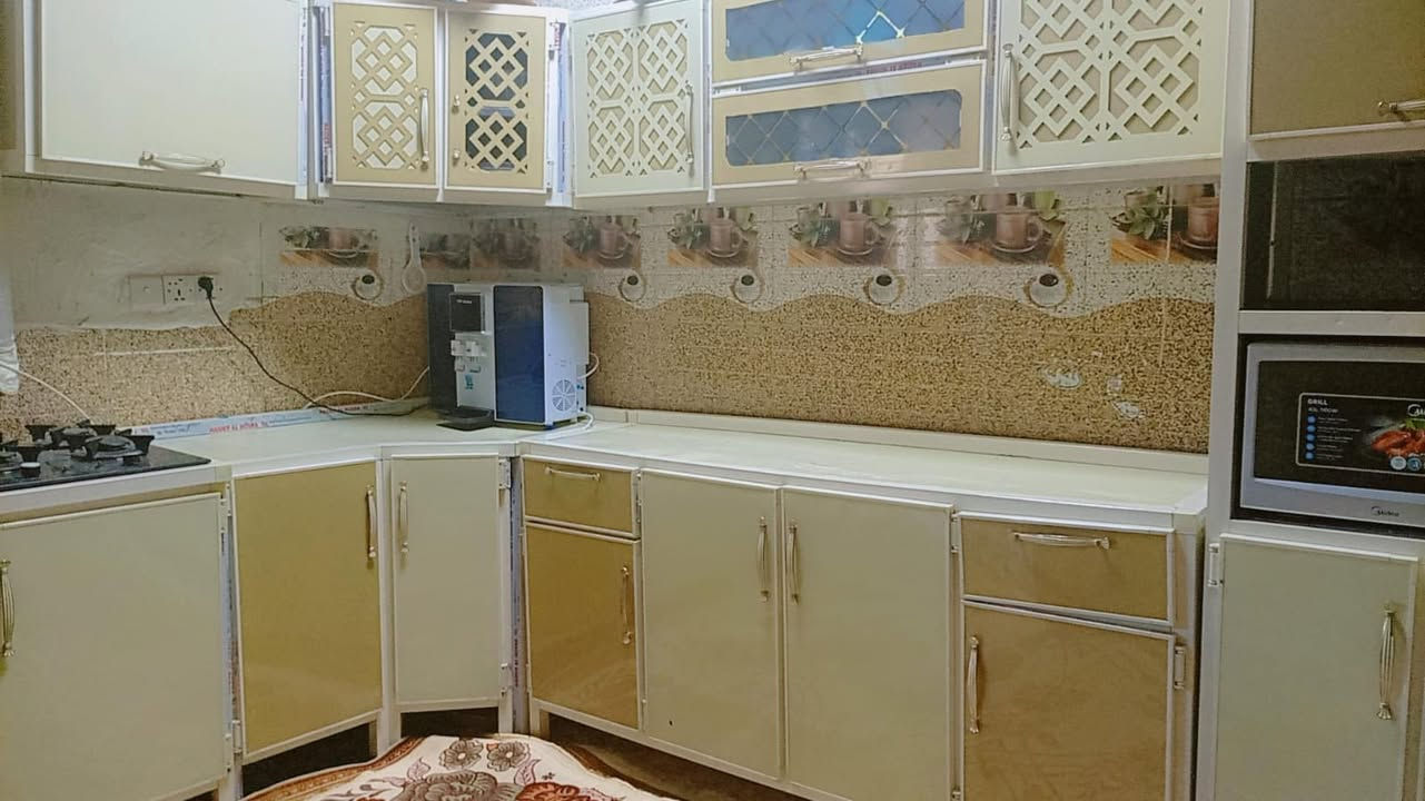 الكاونتر الكريمي ب550 وياه طباخ شغال.                       والجوزي ب130 وبيهن مجال.                                                            رقم ***********
