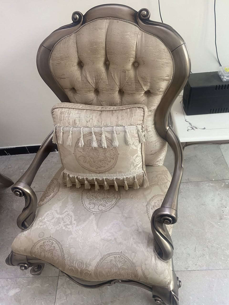 تخم قنفات مصري نظيف جدا.  مع ميز طعام ٦ كراسي
كامل مع الطبلات  
متكون من قنفات ٢ كبير 
و ٤ مفرد
المكان : بغداد القادسية 
للاستفسار:***********
السعر :3 مليون  القنفات مع ميز الطعام
