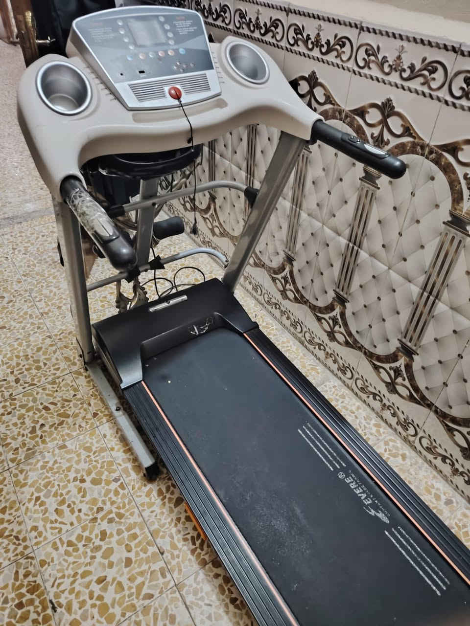 سلام عليكم للبيع
كاونتر 3قطع
وجهاز الجري كامل وشغال 
الاتصال ع رقم***********
