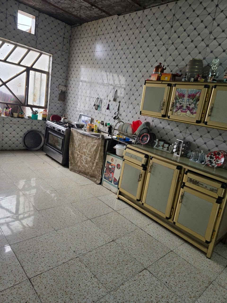 بيت زراعي للبيع مساحته 250متر استقبال 8في 4غرف 25في 6 صاله مفتوحه عل غرف جبيره حمامات 2 بيت جاهز سعره 25 وبي مجال الشراي يتصل عل خاص او عل رقم هاذا شارع المطار قرب سيد حبيب ***********
