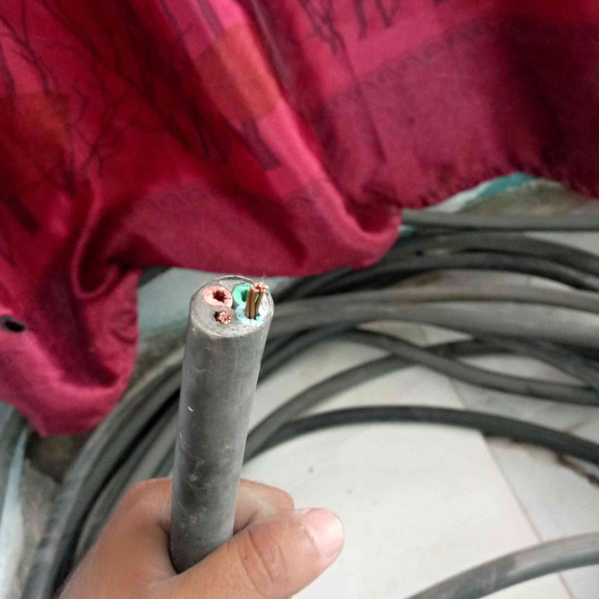 للبيع كيبل مسلح 4خطوط اخذت المتر ب11 وزاد منه ٢١متر ابيع المتر ب٨ المكان مجمع الكرفانات قرب الجسر مال الشعلة الاولى قرب حي الأساتذة جكوك


**إذا كنت صاحب هذا الإعلان وتريد حذفه لأي سبب، رجاءا أرسل رسالة إلى الدعم الفني**