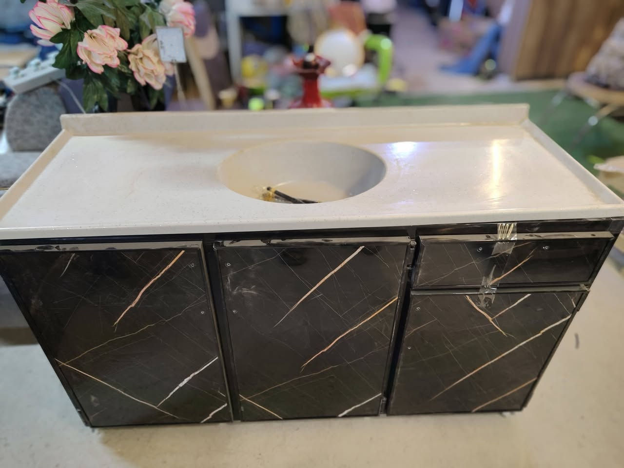 وعلئ بركت  الله  يتوفر في مجمع  دبي دواوين 11 مقعد بلوك اسود غير مستخدم ضمان سنتين  وكاونترات جديده وغسالات جديده مواد منزليه اخرئئ ومكانيس كهربائيه   وسنكيات. جديده غير مستخدم توجد  خدمه توصيل 
العنوان البكرلي الثالثه شارع مدرسه ابن طاوس مجمع دبي واتساب ***********
