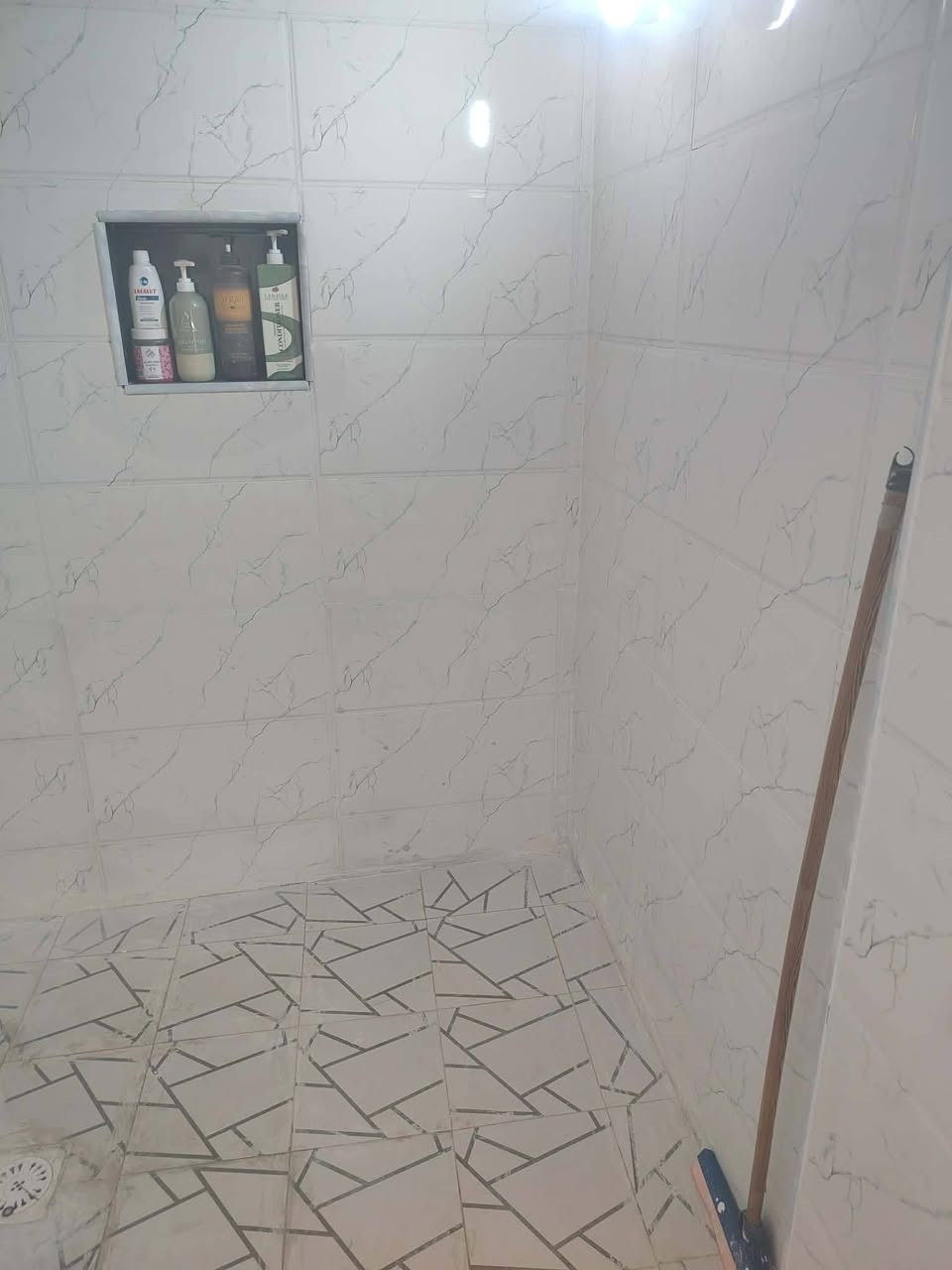 بيت جديد على طريق السنيه مساحة 200 متر بيت بناء طابوق يتكون من 2 غرف وستقبال ومطبخ وصاله وحمام ومجموعه الصحيات خارجيه حديقه للاستفسار على الرقم ***********
