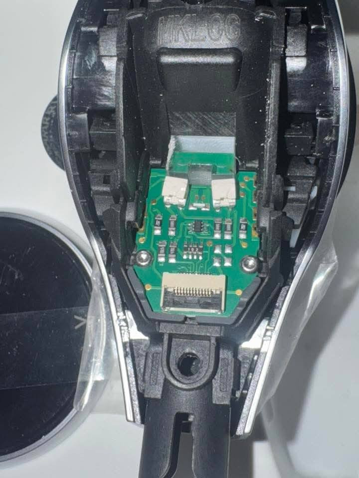 هذه مجموعة أدوات تحكم كريستالية (Crystal Controls) مخصصة لسيارات بي إم دبليو (BMW). [1, 2]
تتضمن المجموعة عادة مقبض ناقل الحركة الكريستالي، وزر تشغيل المحرك، ووحدة تحكم iDrive.

مصممة لتناسب عدة طرازات حديثة بما في ذلك الفئات 3، 4، 5، 7، 8، بالإضافة إلى X3، X4، X5، X6، X7.

تعد ترقية فاخرة للتجهيزات الداخلية وتتميز بتصميم مضيء ومواد عالية الجودة.

هذه مجموعة أدوات تحكم كريستالية (Crystal Controls) مخصصة لسيارات بي إم دبليو (BMW). [1, 2]

75 الف


**إذا كنت صاحب هذا الإعلان وتريد حذفه لأي سبب، رجاءا أرسل رسالة إلى الدعم الفني**