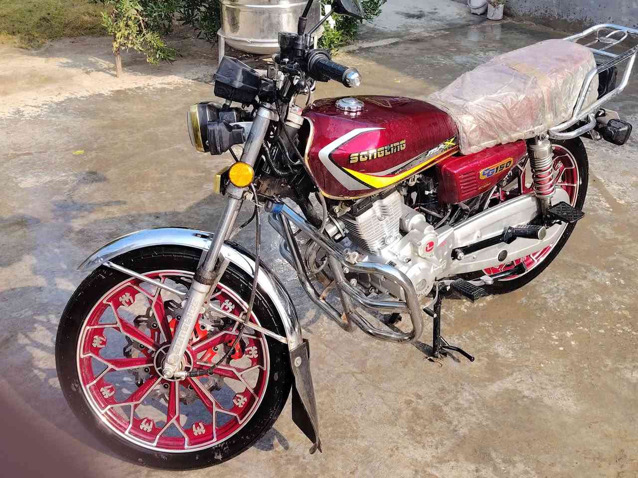 سلام عليكم دراجه إيراني موديل ٢٠٢٤ طالعه نهايه سنه ما مفتوح المحرك بعدهه جديده ***********
