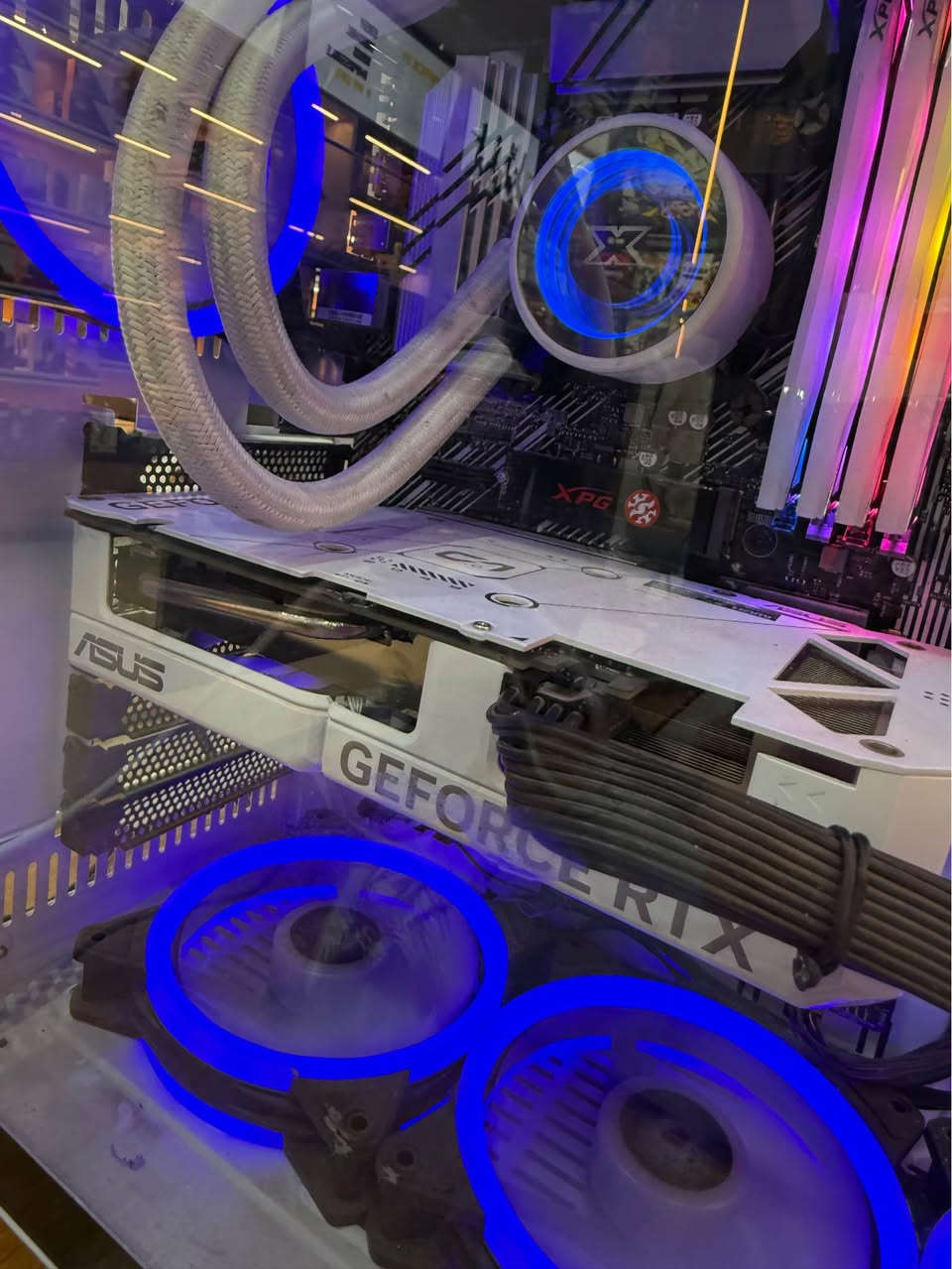 Pc للبيع مواصفاتها 
4060 Rtx 
Ram 32 8*4 
Hard 1t 
Intel core i7 10700

وياها ملحقات شاشتين 
Lg ultra gear 2k 180hz 27ing
Hp 60hz 24 ing
Sound bar reddragon 
Mouse & keyborad red dragon 
 رقمي *********** راسلني واتساب اتواجد اكثر بغداد, العراق
