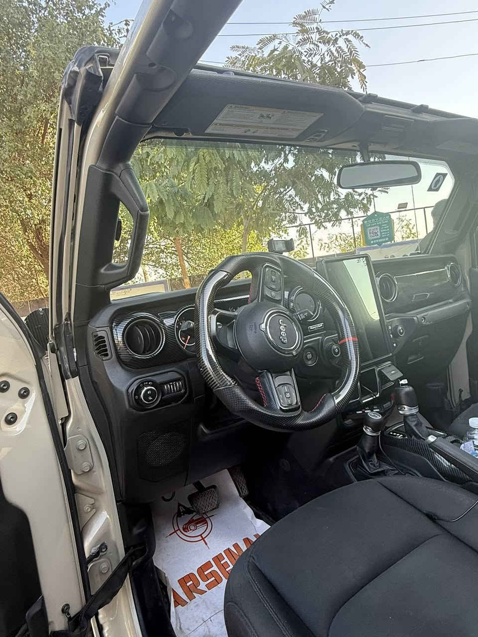 للبيع جاب رانكلر كلاديتر موديل 2020  V6  السياره فول مسستمه ومناقصه شي حادثه فقط جاملغ  جهة سايق (بلاستك) 
اي استفسار / ***********
