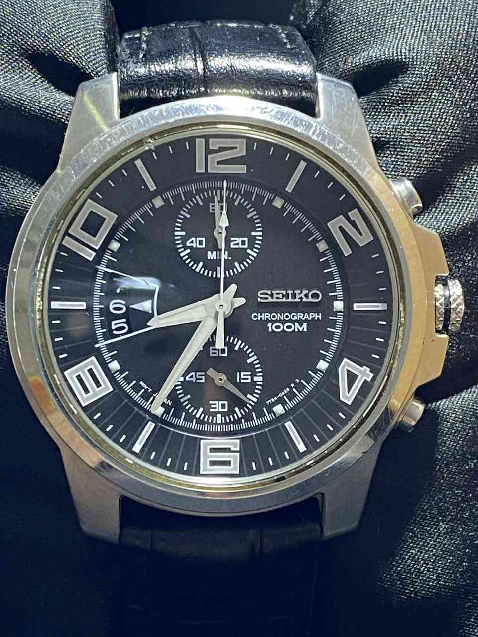 السلام عليكم.......
ساعة SEIKO ياباني اصلي بطارية
سوبر كوارتز 
ستوب وج 
كرونوكراف 
سناتر شغالة 
أميال وارقام فسفوري 
نافذة للعرض التاريخ
سنتر ثواني ثانوي القطر ٤٢
مقاوم للماء ١٠٠ م 
سير جلد مستبدل والبوك معلم 
مستعمل نظيف مع العلبة الأصلية وبطاقة الضمان 
السعر ١٢٥ الف 
يوجد توصيل ***********
