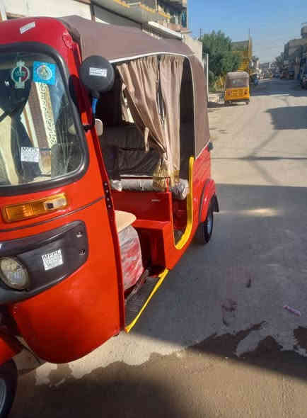 سلام عليكم شباب تكتك موديل ١٨ رقم بغداد بسمي تحويل ثاني يوم مكينه مفتوحه لا تنقيص ولاتبخير سعر خمسه وربع وبيه مجال شي قليل العنوان بلديات شارع السجه رقم الهاتف ***********
