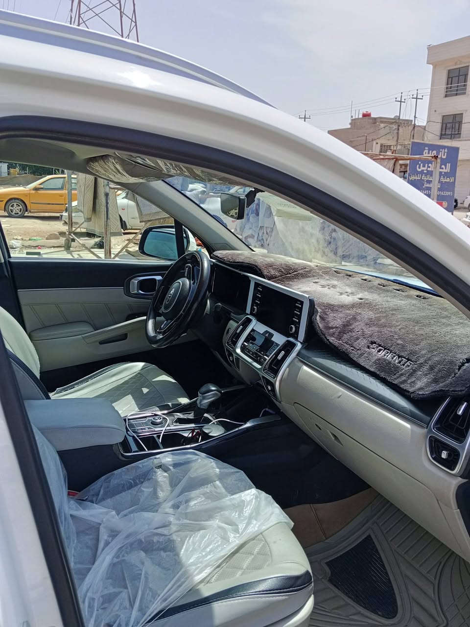 السلام عليكم للبيع كيا سورنتو مديل 21 6اسلندر رقم اربيل بيها بارد بل باب الجهه الايمنه الخلفي  فقط بصمه تشغيل عن بعد تحكم جهتين شفتات استيرن كير عصه جديده كلش تريد وكاله أو تحويل مالك ديوانيه بيع فقط السعر 240مكان ديوانيه ***********
