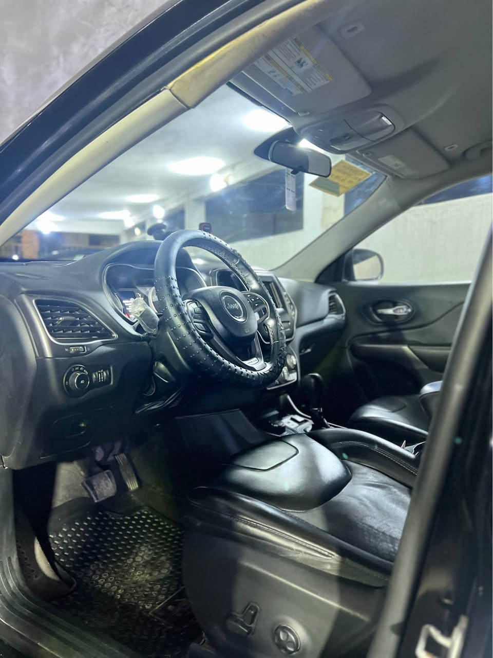 السلام عليكم 
جيب بزون 2020 لاتيدو
سياره جاهزه من كلشي كير مكينه حداده تبريد تخم تاير 
مواصفات 
كشنات جلد
شاشه 
سايد بريك بصمه
كشنات كهرباء 
باقي مواصفات معروفه مال لاتيدو 
رقم بصرة تحويل ثاني يوم 
حادثه فقط بنيد مبدل 
سعر 145 بيها مجال 
رقم *********** 
العنوان البصرة 
مكلف بنشر خابرني او تراسلني وتدلل البصرة, العراق
