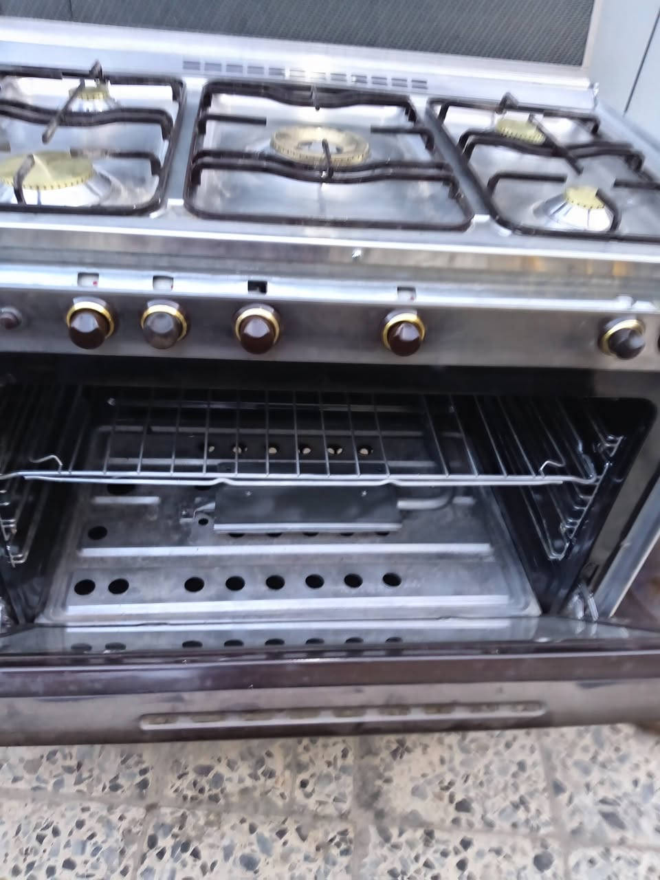 طباخ كريازي مصري شغال ع فحص ب ٢٠٠ مركز الديوانيه ***********
