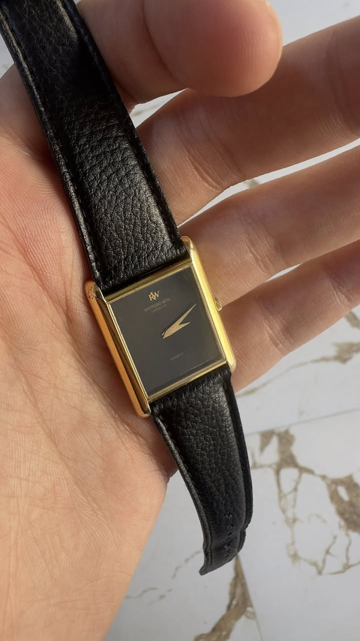 رايموند ويل | Raymond Weil 
سعر طيب 
تلبيس ذهب 10
نظافة المينا زيرو نظافة الساعة ٨٠٪؜
تصميم الكارتير تانك 
قطر الساعة 30*32


**إذا كنت صاحب هذا الإعلان وتريد حذفه لأي سبب، رجاءا أرسل رسالة إلى الدعم الفني**