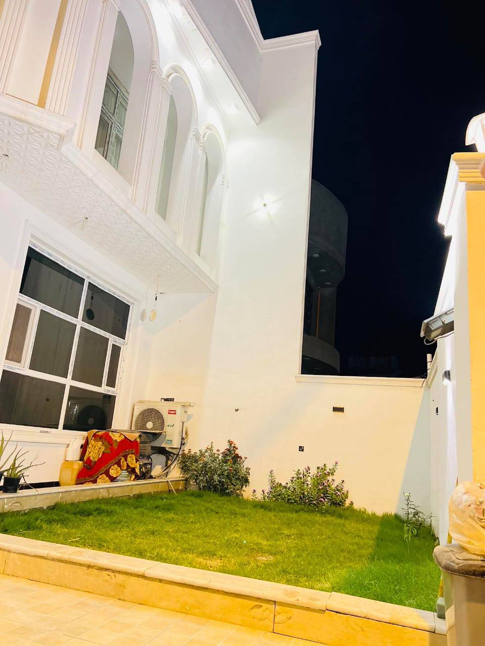 دار للبيع مساحة 240 متر ركن  
واجهة 10 متر ونزال 24 متر  

📍 الموقع: زوير خلف البانزين خانة بته  

الدار طابقين بناء مرتب وحديث، والطابق الثاني متكامل بالكامل مثل الطابق الأرضي.  

🔹 الطابق الأرضي:  
- غرفتين نوم مساحة 4×5  
- هول كبير على عرض البيت تقريباً 8.5×4.25  
- صالة 6×4  
- مطبخ 4×5  
- مجمع صحيات داخلي  
- تواليت للضيوف عند المدخل  
- مناور عدد 2 واحد منهن يصلح حديقة داخلية  
- حديقة تقريباً 6×4  
- طارمة تقريباً 7×4  

🔹 الطابق الثاني:  
نفس تصميم الطابق الأرضي بالكامل تقريباً  
- مطبخ  
- صالة  
- هول  
- غرفتين نوم  
- مجمع صحيات  
- بلكونة بدل صحيات الضيوف  
- الغرف مفتوحة على بعض ويكدر المشتري يفصلهن بسهولة لغرفتين مستقلات  

الطابق الثاني متكامل ويصلح سكن مستقل بالكامل، مع قاطع وديكورات مرتبة بين الطابقين.  

للاستفسار أكثر:  
عقارات سلام  
***********  
***********
