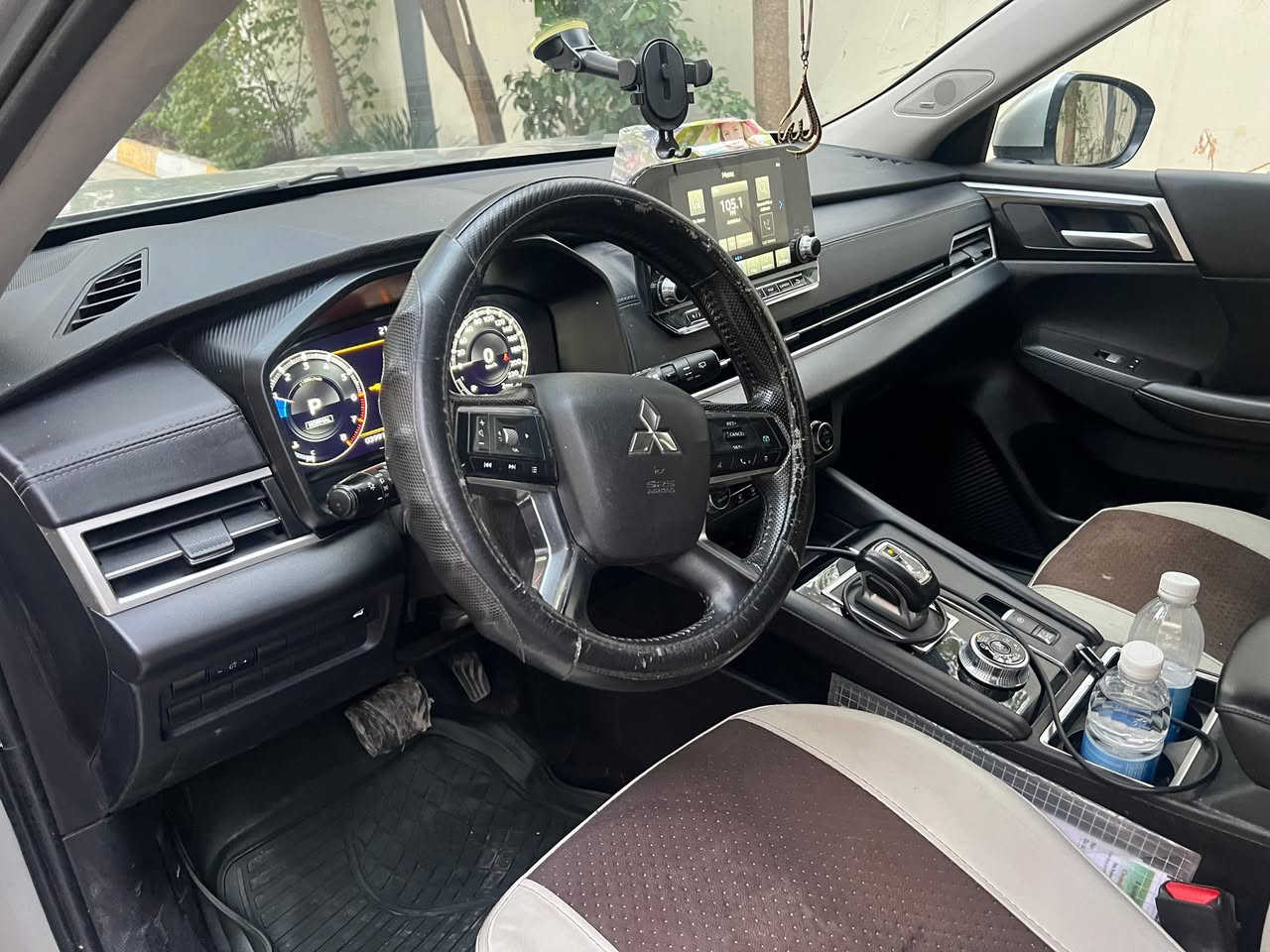 السلام عليكم
سياره مستيوبوشي اوتلاندر موديل 2024 فول مواصفات بانوراما 
رادارات اماميه + مري جانبيه 
5 كامارات
حادثه جدا بسيط دعاميه خلفي + بك لايت مبدل وشخط باب الايمن موضح في الصوره 
سعره 270وبيه مجال بسيط رقم الهاتف ***********
