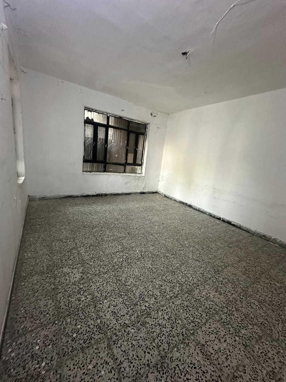 سلام عليكم
يوجد بيت ركن للأيجار طابق أرضي ملك صرف نظيف مساحته 250 متر  التفاصيل :
يحتوي على ثلاث غرف (نوم عدد2 + استقبال) + تواليت للخطار + حمام وتواليت + مطبخ + كراج للسياره 
ايجاره 450 الف 
العنوان الشرطه الخامسه شارع المدارس 
*********** متوفر واتساب
