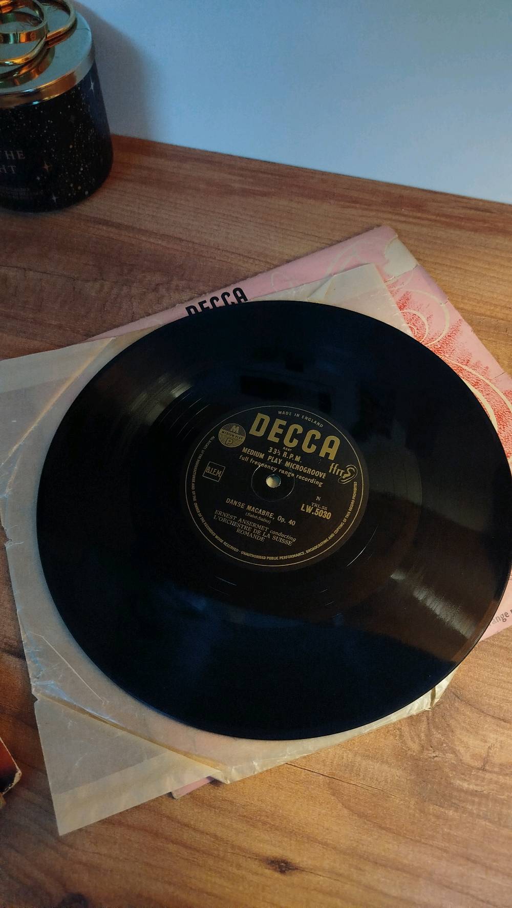 مجموعة مكونة من ٦ اسطوانات موسيقية
الموقع بغداد  