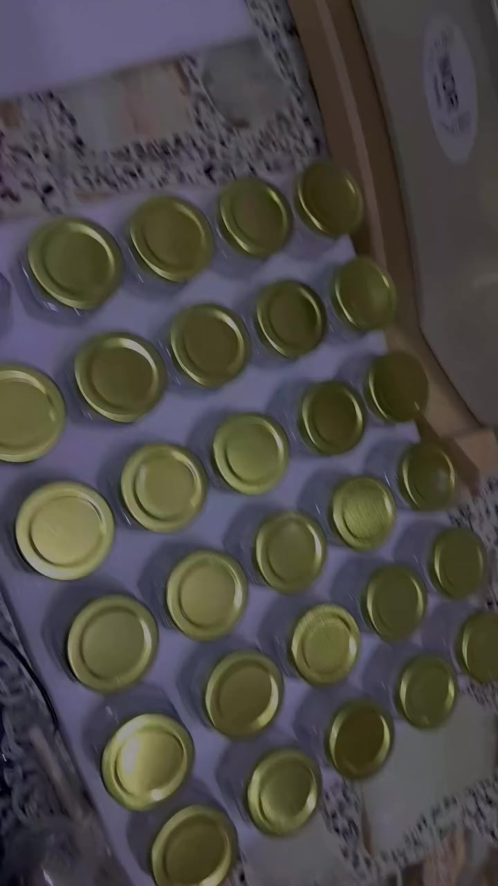 السلام عليكم علب عسل فارغه مع عصا العسل مع النحلات عددهن 30 قطعه سعر 25 ويوجد توصيل ♥🇮🇶
رقم الهاتف واتساب *********** 🌺
