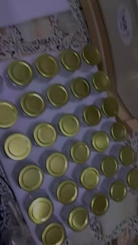 علب عسل فارغه مع عصا العسل مع النحلات عددهن 30 قطعه سعر 25 ويوجد توصيل...