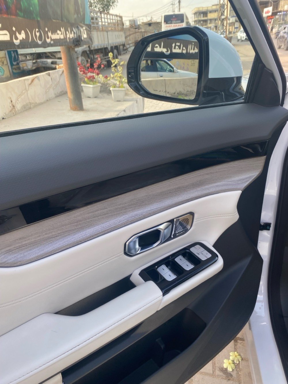 � جيتور داشنج 2025  فول مواصفات Luxury  لاكجري
لون ابيض صدفي 

 الموديل: 2025
ماشيه 3500 بعده زيرو
 الدفع: أمامي
 الكير: 7 نمر دبل كلتش (7DCT)
 المحرك: 1600 تيربو قوي واقتصادي

المواصفات الكاملة:
 تشغيل ودخول ذكي (Keyless Entry & Start)
 تشغيل عن بُعد (Remote Start)
 شاشة وسطية عملاقة
 عدادات رقمية بالكامل
 Apple CarPlay + Android Auto
 نظام ملاحة (GPS)
 كاميرات 540 درجة عالية الدقة
 حساسات أمامية وخلفية
 نظام مراقبة ضغط الإطارات (TPMS)
 مكيف أوتوماتيك ثنائي المناطق
 فتحات تكييف خلفية
 شحن لاسلكي للموبايل
 منظومة صوتية سوني متعددة السماعات
 كراسي جلد فخمة
 كراسي أمامية كهربائية
 تبريد وتسخين للمقاعد الأمامية
 ذاكرة مقاعد
 إضاءة داخلية محيطية (Ambient Light)
 إضاءة ترحيبية عند فتح الأبواب
 سقف بانوراما واسع
 إضاءة LED كاملة (أمامي + خلفي)
 مرايات جانبية كهربائية مع تسخين وطي أوتوماتيكي
 شنطة خلفية كهربائية ببصمة
أنظمة الأمان ومساعدة السائق:
 مثبت سرعة ذكي + تحكم كامل بالمقود
 نظام التحذير عند مغادرة المسار
 نظام التنبيه من التصادم الأمامي
 نظام تحذير النقطة العمياء (Blind Spot) 
 نظام الثبات الإلكتروني ومنع الانزلاق (ESP + TCS)
 ABS + EBD + BA
 فرامل توقف إلكترونية + Auto Hold
  (HHC + HDC)
 6 وسائد هوائية
بعد هواي موصفات بيه
مكان سياره البصره
سعر 190 وبيه مجال شي قليل