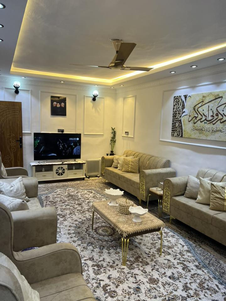 بيت 170م  طابو صرف المنصورية خلف صيدلية ادم قريب على الشارع العام خدمات كاملة مجاري وتبليط يحتوي الدار على 
-استقبال 
-صالة
-ثلاث غرف نوم
-مطبخ 
-حمامات داخلية وخارجية
-طارمة كبيرة 
-الواجهه10والنزال 17
-البيت كونكريت صب طابق واحد (البيت باسمي )
-(لاستفسار *********** )
