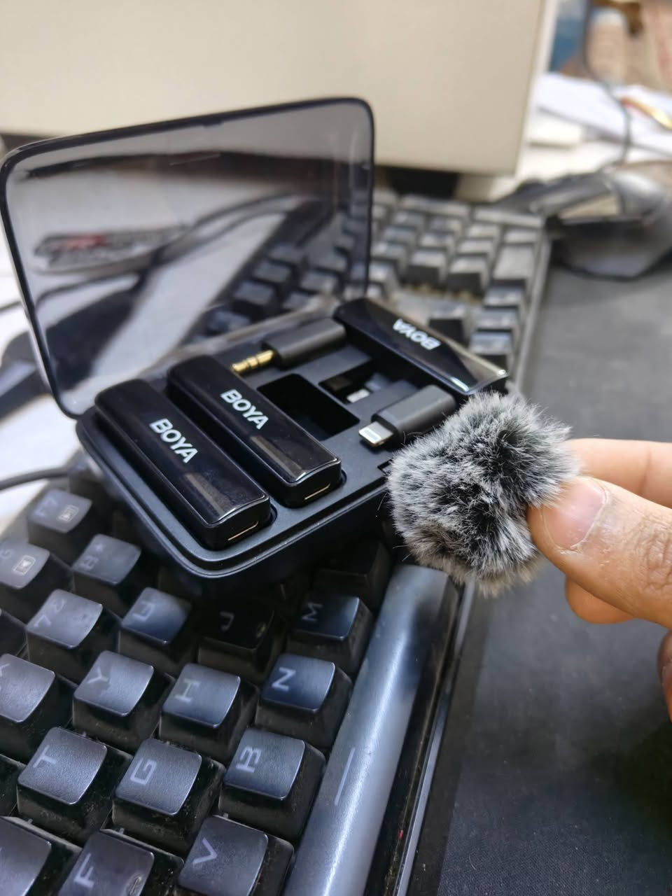 نك مايك للبيع
نك مايك من شركة بويا (BOYA link) يشتغل على الكاميرا و على كل الموبايلات

هذا اول مايك اشتريته و استخدمته كم شهر جان كلش مرتب... بيه عزل ضجيج و تحكم بشدة الحساسية لكل مايك على حدا و يشتغل على الايفون و الكاميرا و موبايلات التايب سي، كلش محافظ عليه و نظافته بالصور بس وحدة من عوازل الهوا ضايعة باقية وحدة

يدعم شحن الموبايل اثناء الاستخدام عن طريق منفذ تايب سي و يدعم تشغيل الفيديو بالسبيكر بدون ما تشلعه

 الله رزقني و جبت هواي مايكات غيره فما احتاجه بعد

السعر 100 الف هو سعر الجديد مالته 150,000
و بيه مجال لأي شخص مبتدأ بمجال التصوير و حاب يبدي بمايك مرتب و رخيص مثل ما اني بديت ❤️


**إذا كنت صاحب هذا الإعلان وتريد حذفه لأي سبب، رجاءا أرسل رسالة إلى الدعم الفني**