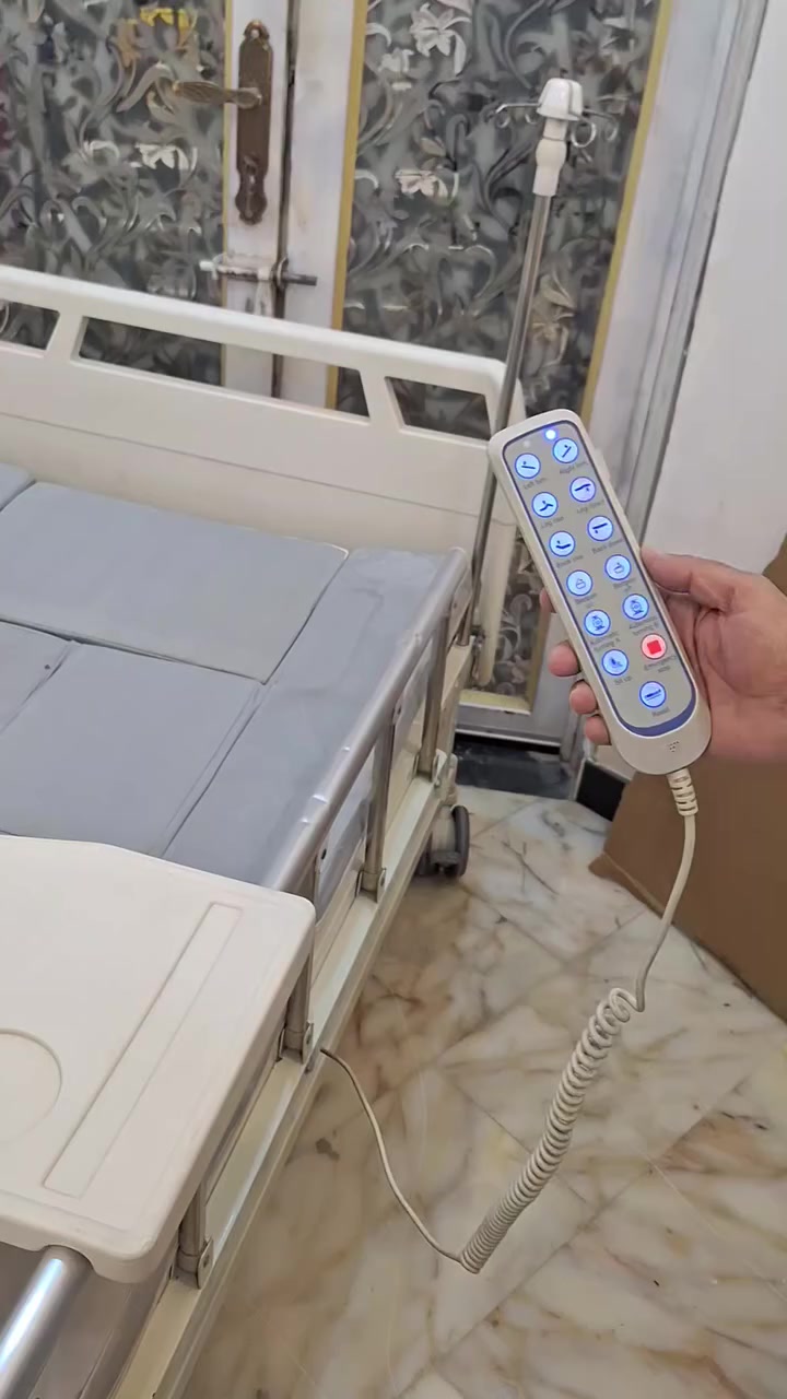 للبيع سريرطبي كهربائي ريمونت كونترول ٦ حركات مع فتحه وسطية للحمام قلاب يمين و يسار يصبح كرسي مع طبلة طعام وحمالة مغذي بحالة جديده السعر المطلوب ٧٥٠ الف  *********** للتواصل موجود واتساب
