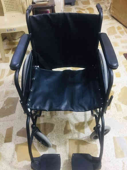 كرسي معوقين استعمال شهر حديث خفيف المنيوم لون اسود ويتحمل اوزان ثقيلة عرض ٥٢ وسهل الحمل حديث مو مال سوك من السعودية السعر ١٠٠ الفنص سعر الشراء واتساب. ***********  سامراء اكو توصيل بغداد كرخ فقط

