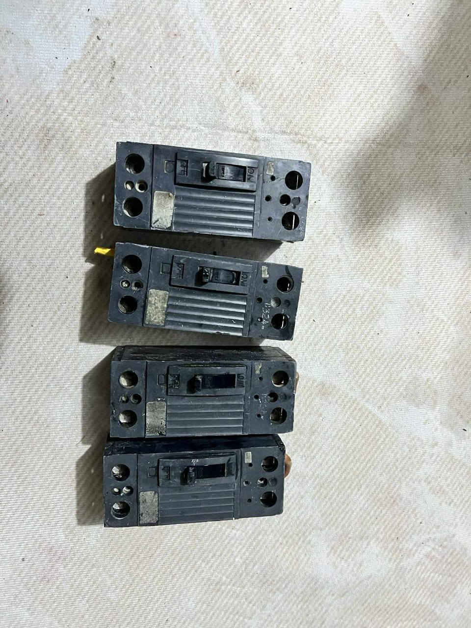 السلام عليكم
عندي غراض مال مولد 

وكونتكتر ابو ١٨٠٠امبير أمريكي اصلي مامشتغل   وجهاز لقط 
وعندي ٦ابو ٢٠٠امبير ٦قواطع  هم اسود اليحب يتصل ع رقم 
مكاني كوت عندي تواصل حسب التفاق 

***********واتساب
