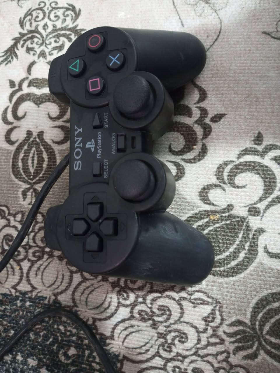 سلام عليكم شباب بلي 2 سلم للبيع نضيف وياه 4 جوستك 2 شغللات وحده شغاله بس دوس من كيفها وحده ماعرف شغاله او لا وياه رامات 2 الرام الواحد 8 MB نقص الفيش الي تربط البلي بل شاشه والكيبل الي يربط البلي بل كهرباء فقط للاستفسار *********** مكاني بغداد السعدون قيم بل يرضي الله واخذه
