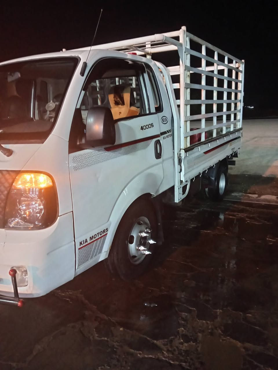 السلام عليكم كيا للبيع ٢٠١٧ تبريد يشتغل صدر امامي وخلفي مقفوله السياره مقفوله من كلشي عدا بس طخه بل بنيد فقط السعد ١٢٧ ورقه متواجد عله ***********
