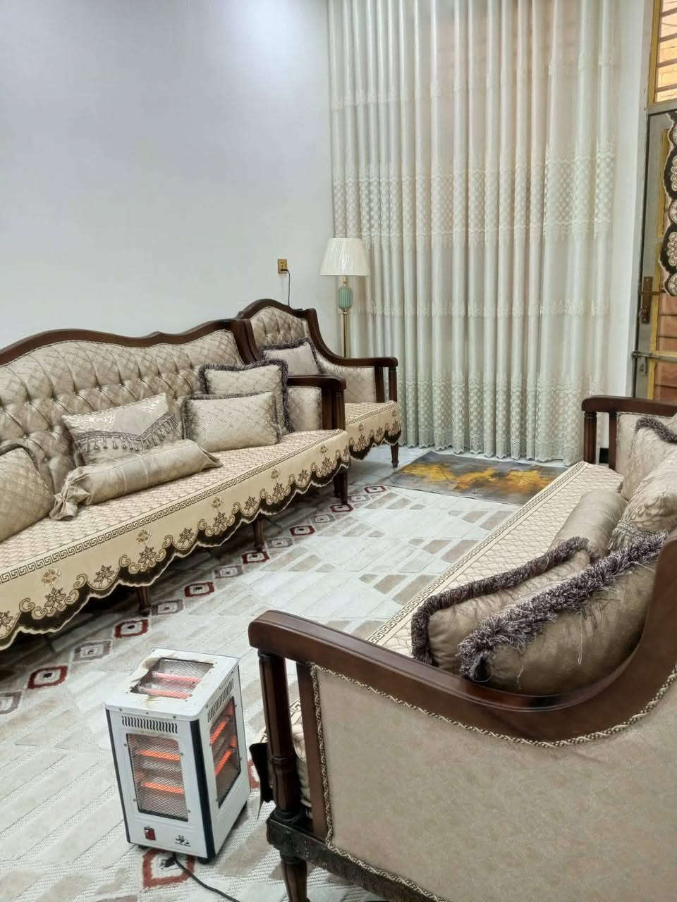 مشتمل للبيع كوت حي الحكيم  قريب جدأ جدأ  ع شارع العماره
 مساحه 100متر5x20...بناء نص طابوك ونص بلوك نضيف جدأ 
خدمات ماء كهرباء مرقم من قبل قسم بلدي حي الحكيم 
يتكون من...غرفة نوم...هول...مطبخ..استقبال...مجمع صحيات ...كراج...
#للاستفسار_مرجعة_مكتب_الريان_الاستثمار_العقار_كوت_
حي الحكيم شارع علاء غريب او قرب أسواق باب الحارة 
بإدارة حسين ابوسند الركابي 
***********
