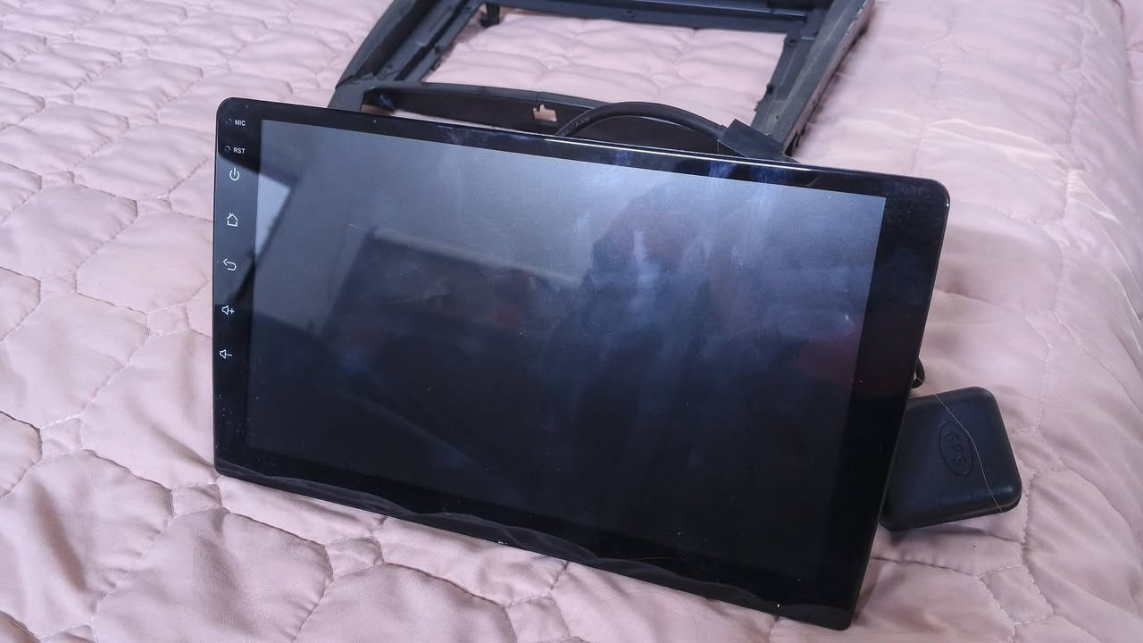 السلام عليكم شاشة اندرويد مارسدس 211 وترهم على موديلات ثانية وياها أطار لل211 تنربط على الفيشة البلادية بدون اي تحوير سعرها 100 وبيها مجال الرقم *********** مكاني البصرة
