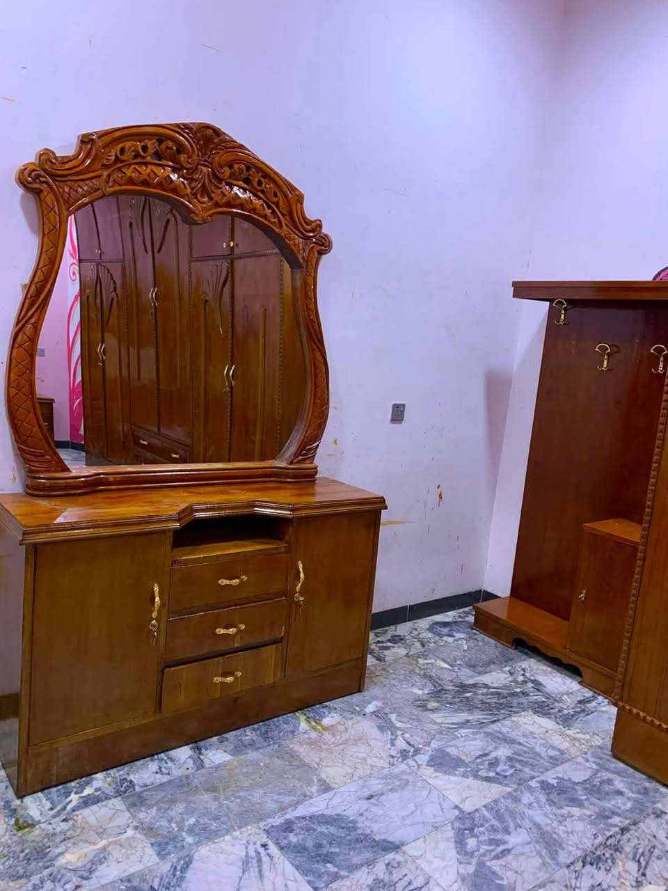 السلام عليكم ورحمه وبركاته من رخصت مدير المحترم  الغرفه نوم سته ملحق صاج تزكام درجه اولى خشب ثقيل داخل وخارج صاج نضافتهه 100‎%‎ اي ضرار مابيه السعر 400 السبب البيع انتقال الى مكان اخر رقم هاتف *********** بغداد مكلفه بالنشر اتصال عل رقم فقط
