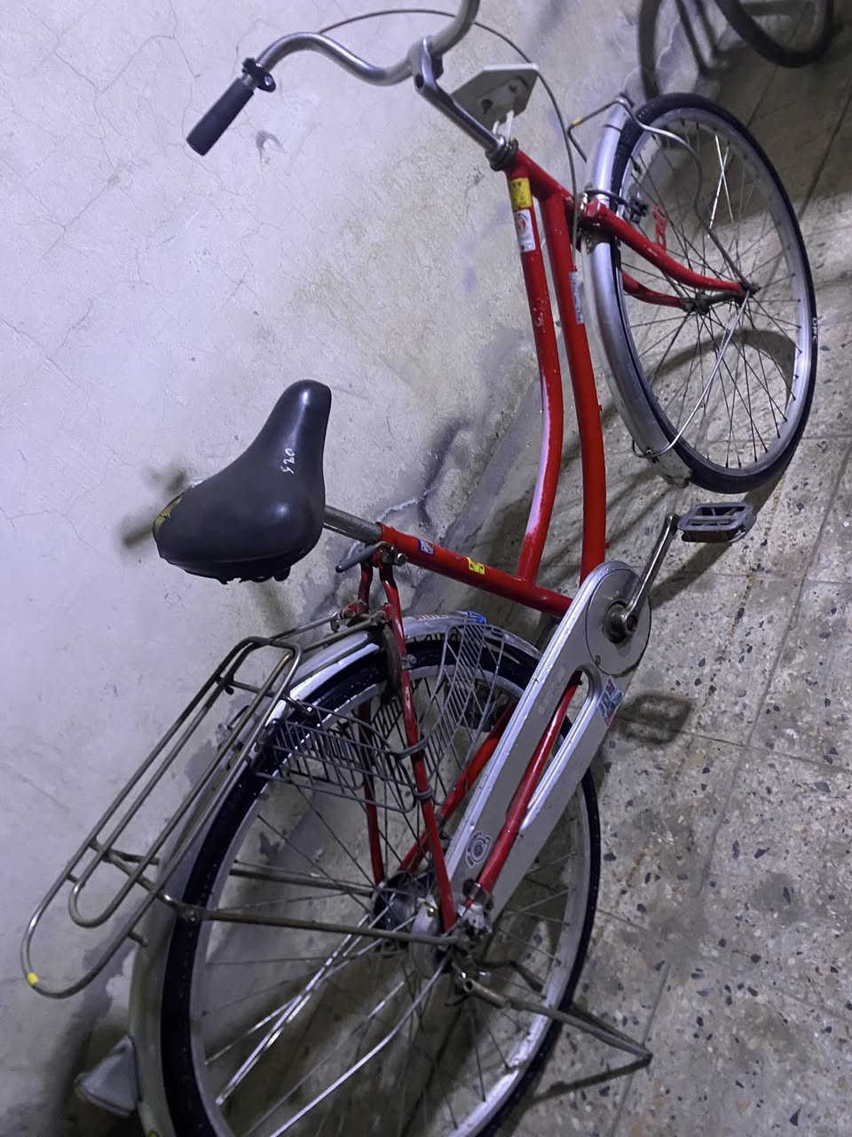 السلام عليكم بايسكل 🚲بطة للبيع  لون احمر🔴ما بيه نقص ولا برغي نقص فقط قمچي مال بريك    امامي بريك خلفي شغال بلمكان قفل  البايسكل شغال وبيه مفتاح    البايسكل يخبل ولون مميز 
السعر ٧٠ وبيه مجال       المكان بغداد الجديده   قرب الملجأ للاستفسار  رقمي ***********
