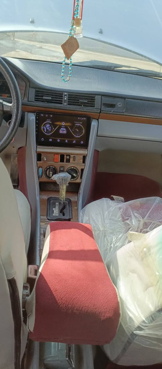 سلام عليكم شباب مارسدس دب للبيع رقم بغداد انكليزي   سنويه لل ٢٨سياره حلوه موديل 92 مكاني واسط قضاء الحي سعره 52.   اوبيها مجال موصفهته غرفه حلوه تبريد ثلج كهربائيات كلها شغاله شاشه السياره احله من الصوره  
رقم هاتف.***********
