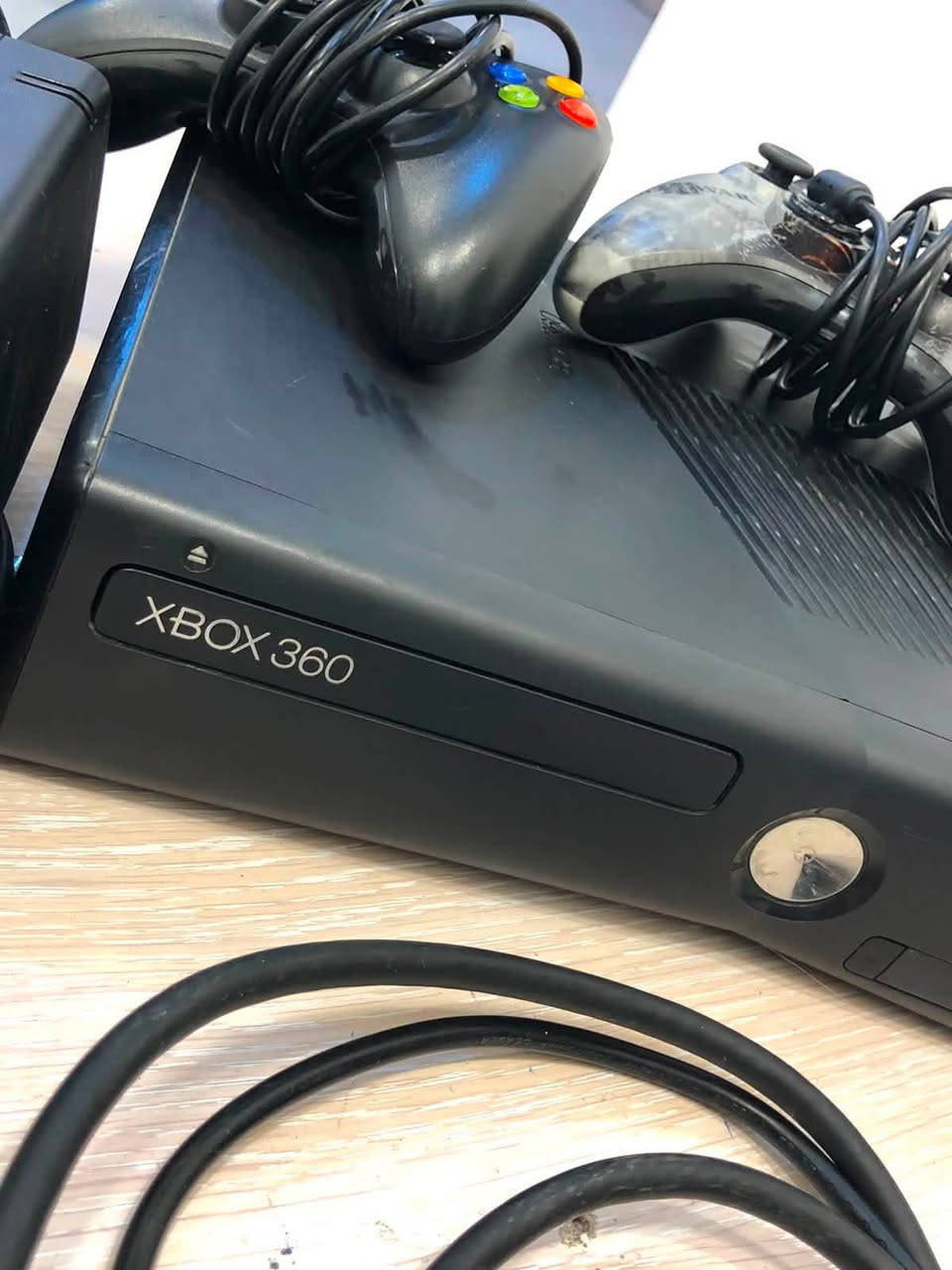 X BOX 360 نضيف كلش مستخدم شي قليل كلش
ويا يدات ثنين اصليات وايرليس 
وبي هارد بي 150 لعبة كل العاب الاكسبوكس الي تحتاجها كامل هوه وملحقاته ب 100,000 فقط الشراي يتصل مكاني تكريت ***********
