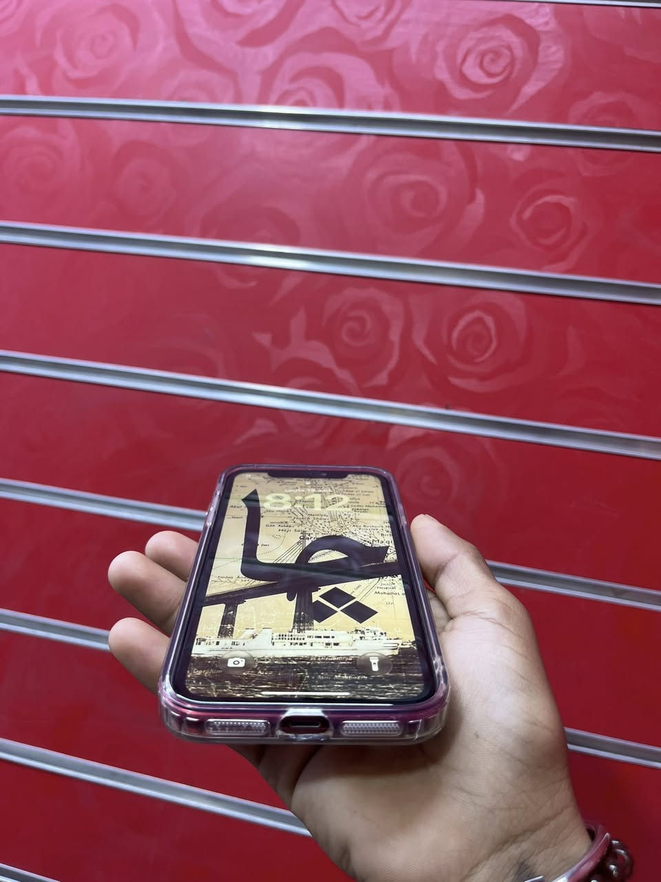 السسلام عليكم ايفون 11 عادي ذاكرته 128 بطاريه 100 مبدل شاشه +بطاريهه+ فيس ايدي متوقف ضهر متفطر  كامره فول سلاسه شاشه اصليه الموقع البصره القبله حي الجامعه قرب مستشفى الطفل السعر 135 وبي مجال بسيط  رقم ***********
