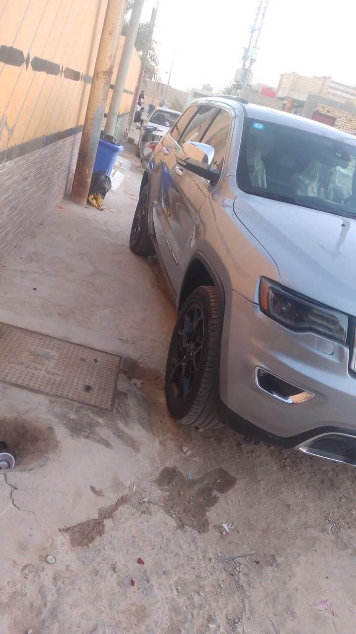 جيب كراند شيروكي لمتدد :2017
رقم بغداد الجديد بسمي هزة سنوية جديدة 
المحرك : V6.  3.6L 

فول فول 

معروفة مواصفات لمتدد

لون :سلفري غير محدد

حادث جاملغ وبنيد فقط
المواصفات  . 
* سقف بانوراما . 
* شاشه كبيرة  . 
* نظام الخرائط (GPS) .
* ستيرن كهربائي . 
* المصابيح الأمامية زنون .
* كشافات الضباب زنون .     
* تشغيل عن بعد .
* صندوق كهربائي .
* داخل اسود   .
* حفظ وضعيات الجلوس (ميموري) . 
* المقاعد الأمامية كهربائية .
* سستم صوت الباين. 
* حساسات أمامية
* حساسات خلفية . 
* كاميرا خلفية .
* تدفئة ستيرن . 
* المرايا الجانبية قابلة للطي .
* مرايا متحسسه للضوء العالي . 
* بلوتوث تلفون . 
* محدد سرعة . 
* نظام التشغيل والاطفاء الاوتوماتيكي ( Auto Start System ) .
*سستم صوت بيهة خرافي 

معروضة 212وبيهة مجال 
مكاني بصره
*********** شط العرب, البصرة
