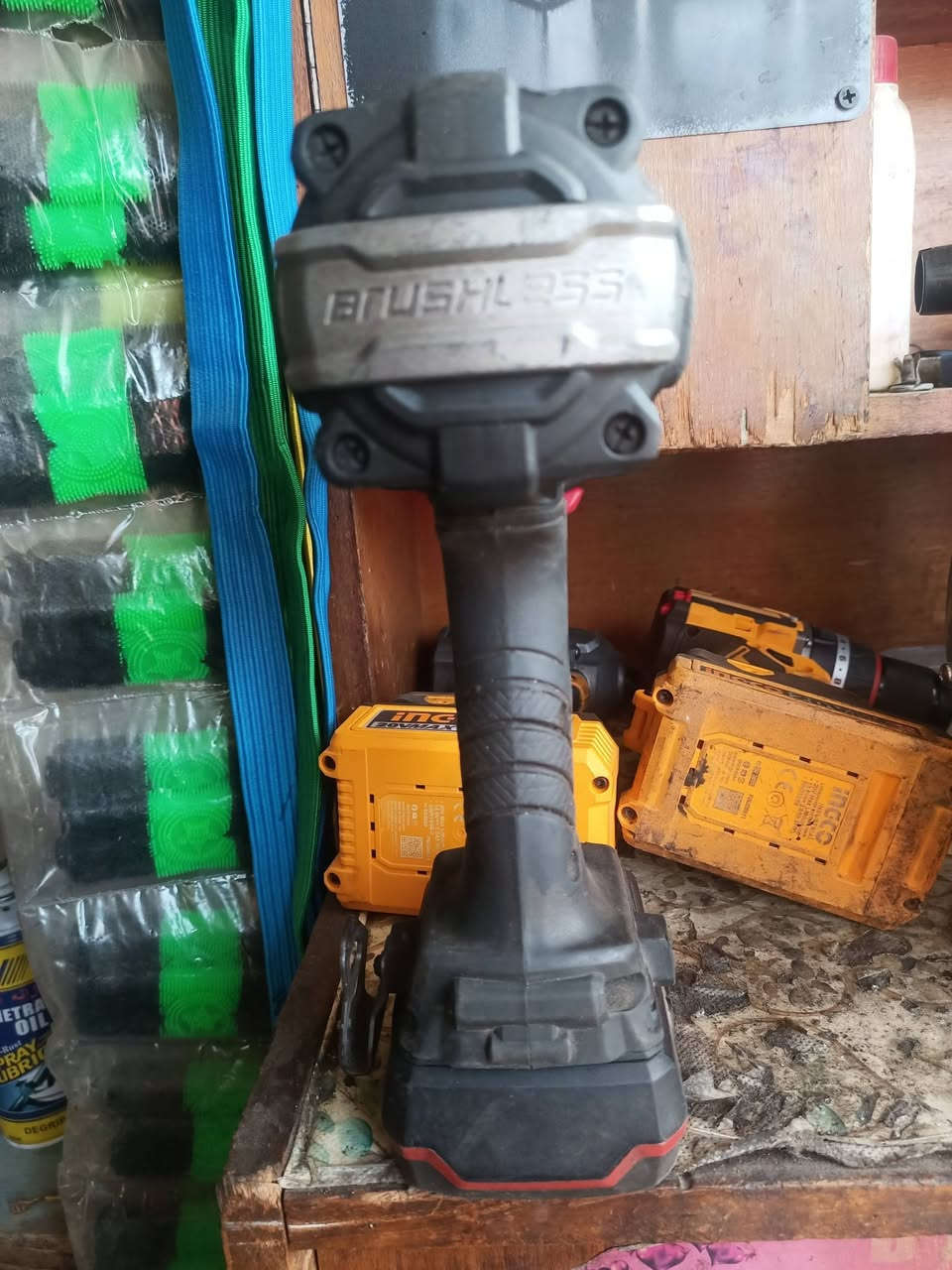 سلام وعليكم دريل الماني اصلي طوبه حمره دريل راقي والله مستخدم وشغال على فحص تريده فارغ سعره 15 تريد بطاريته ويه سعر بطاريه 15 يصير 30 بدون شاحنه مكاني ديالى بعقوبة تحرير ***********
